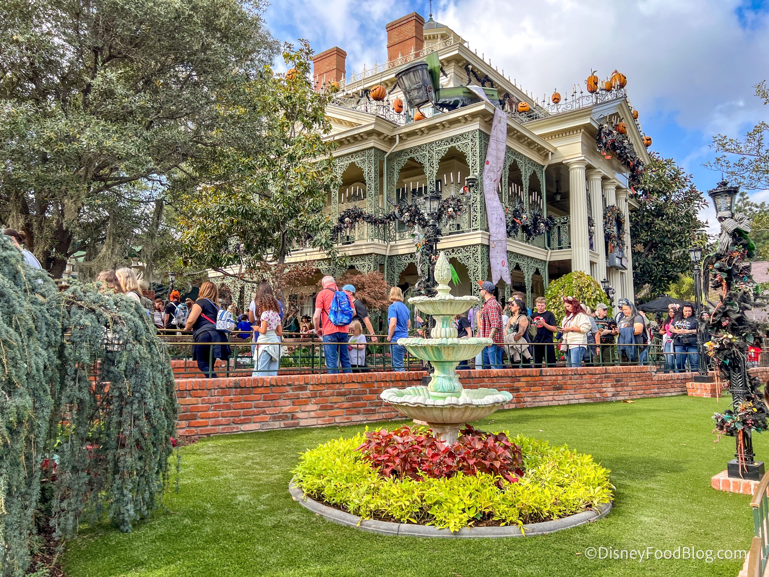 2024-dlr-disneyland-park-haunted-mansion-holiday-new-queue-details-atmo-14-scaled